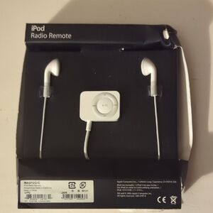Apple iPod Radio Remote with White Earbuds